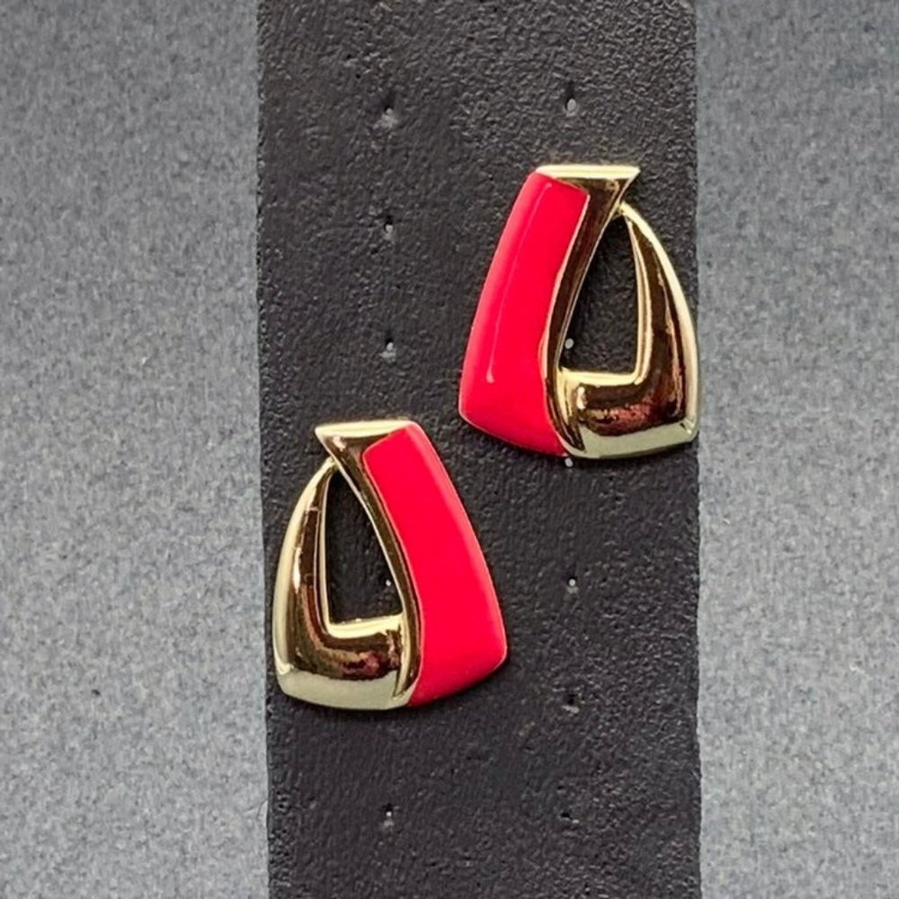 Retro Triangle Pierced Earrings Hot Pink Enamel Gold